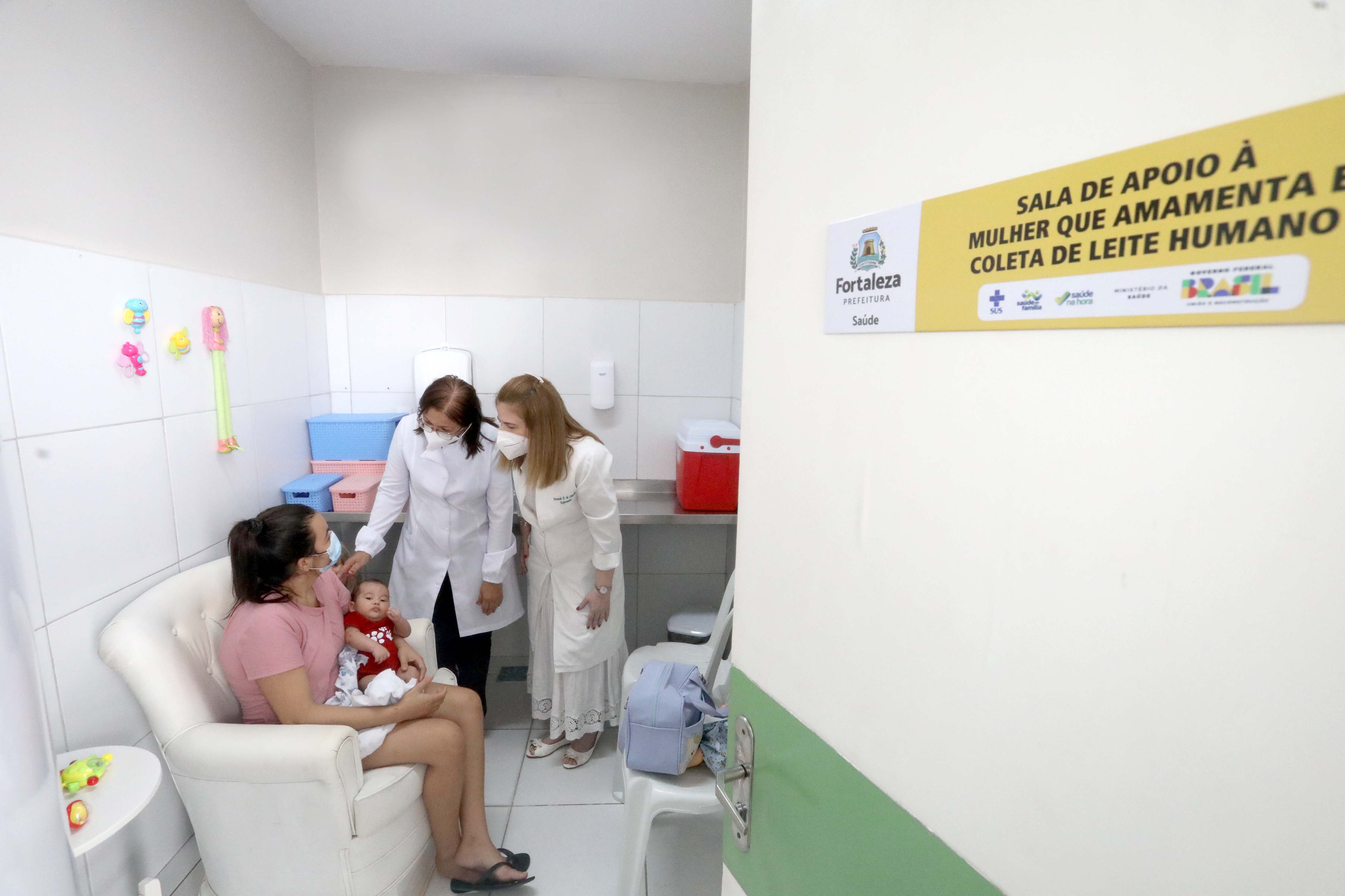 mulher sendo atendida na sala de apoio a mulher que amamenta